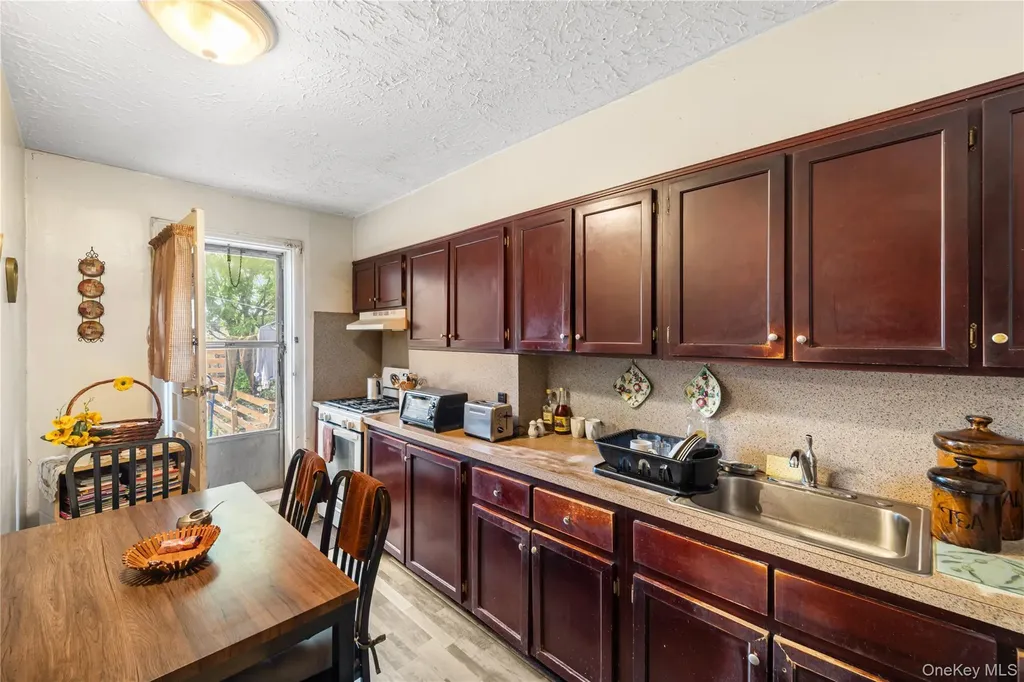 60-77 69th Avenue Ridgewood NY 11385