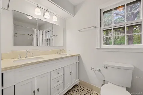 6 Hidden Green Lane Larchmont NY 10538