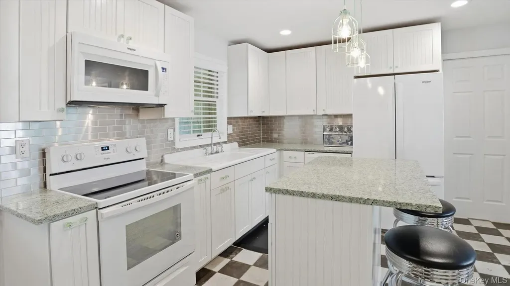 18 Beaver Lane W Westhampton NY 11977