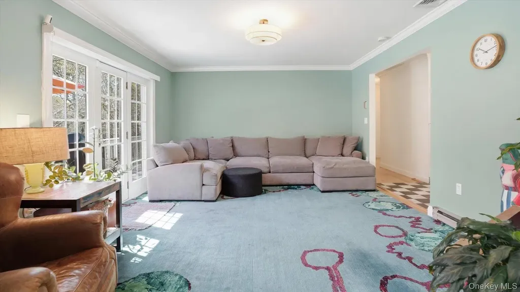 18 Beaver Lane W Westhampton NY 11977