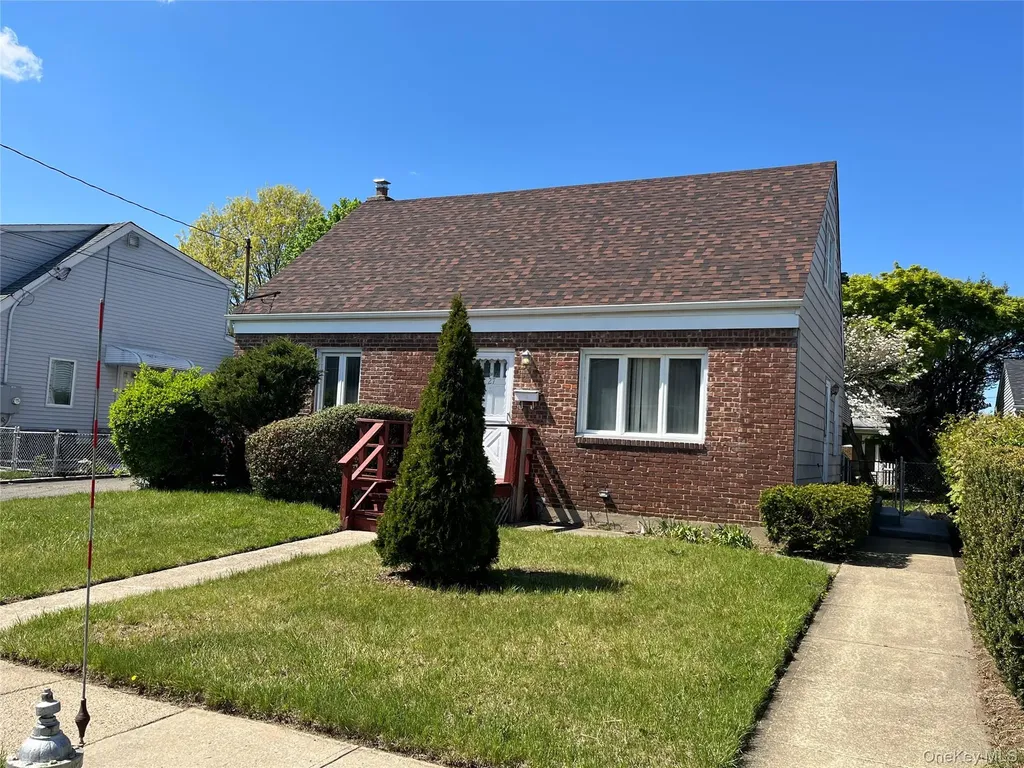 27 5th Avenue Westbury NY 11590