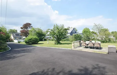 Lindenhurst NY 11757