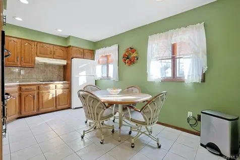 25 Tennyson Drive Nanuet NY 10954