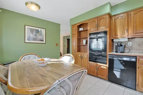 25 Tennyson Drive Nanuet NY 10954