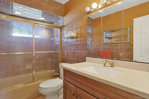 25 Tennyson Drive Nanuet NY 10954