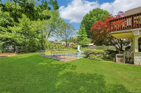 25 Tennyson Drive Nanuet NY 10954