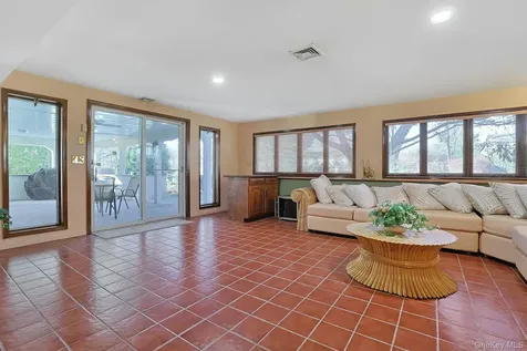 25 Tennyson Drive Nanuet NY 10954