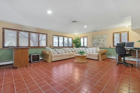 25 Tennyson Drive Nanuet NY 10954