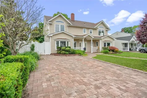 244 Water Lane S Wantagh NY 11793