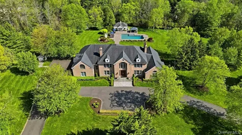 5 Westwood Court Muttontown NY 11545