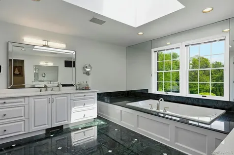 5 Westwood Court Muttontown NY 11545