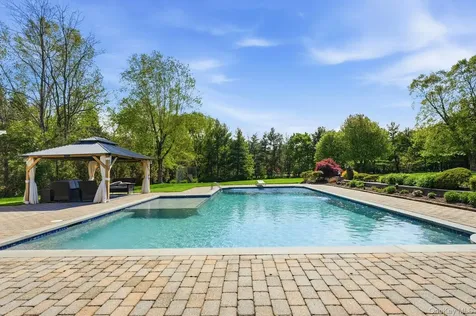 5 Westwood Court Muttontown NY 11545