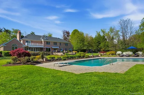 5 Westwood Court Muttontown NY 11545