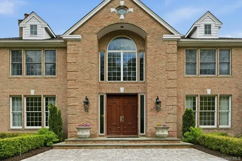 5 Westwood Court Muttontown NY 11545