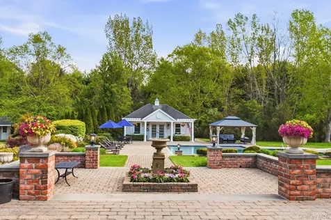 5 Westwood Court Muttontown NY 11545