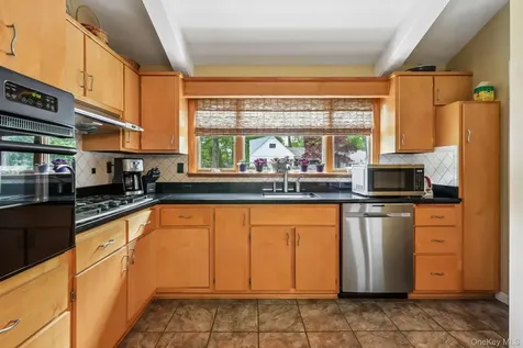 22 Stony Run New Rochelle NY 10804