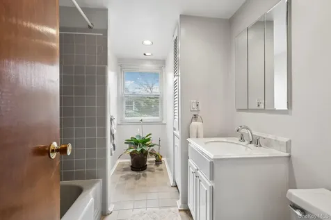 22 Stony Run New Rochelle NY 10804