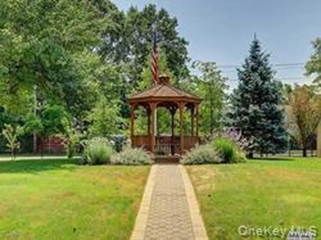 21 Toehee Place Islip NY 11751