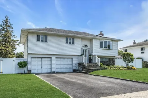 15 Lois Lane Old Bethpage NY 11804