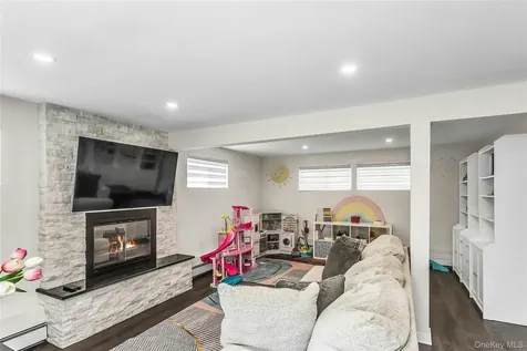 15 Lois Lane Old Bethpage NY 11804