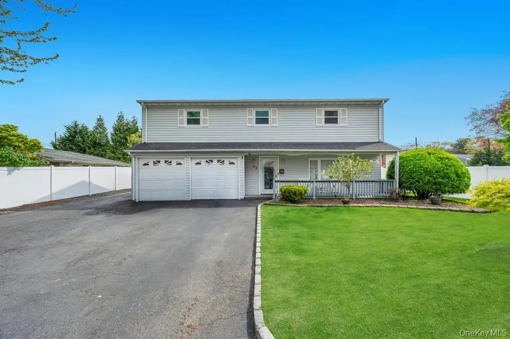 32 Beverly Street Islip NY 11751