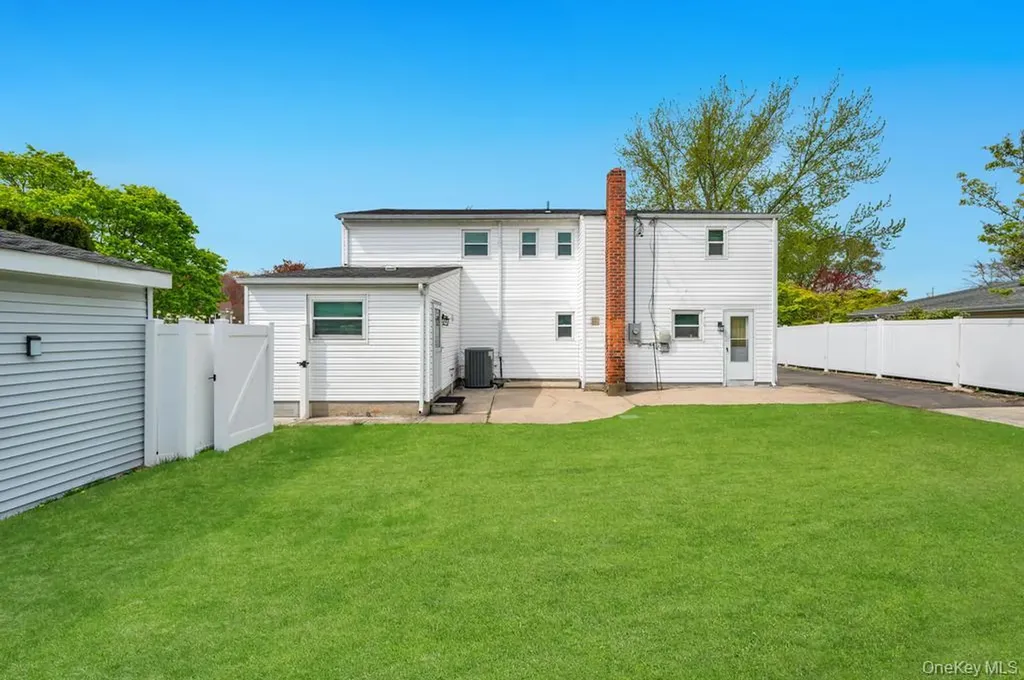 32 Beverly Street Islip NY 11751