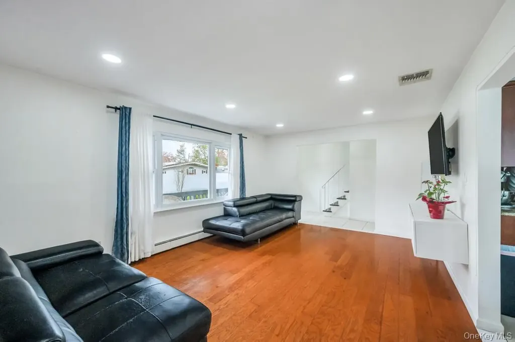 32 Beverly Street Islip NY 11751
