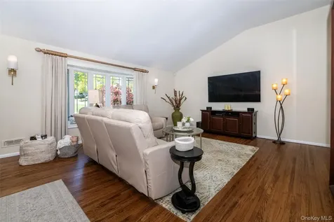1 Lynns Way New Rochelle NY 10805