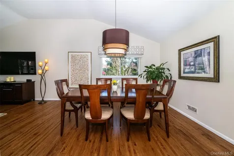 1 Lynns Way New Rochelle NY 10805