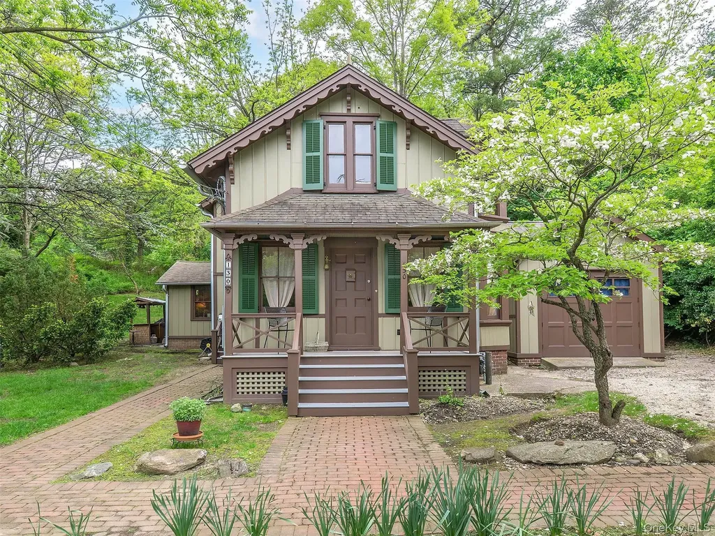 130 Mott Avenue Roslyn NY 11576