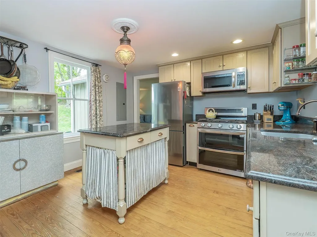 130 Mott Avenue Roslyn NY 11576