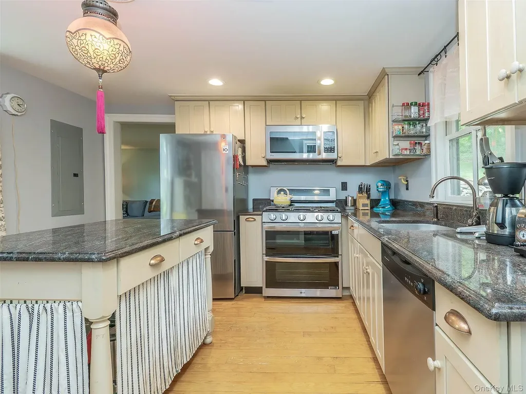 130 Mott Avenue Roslyn NY 11576