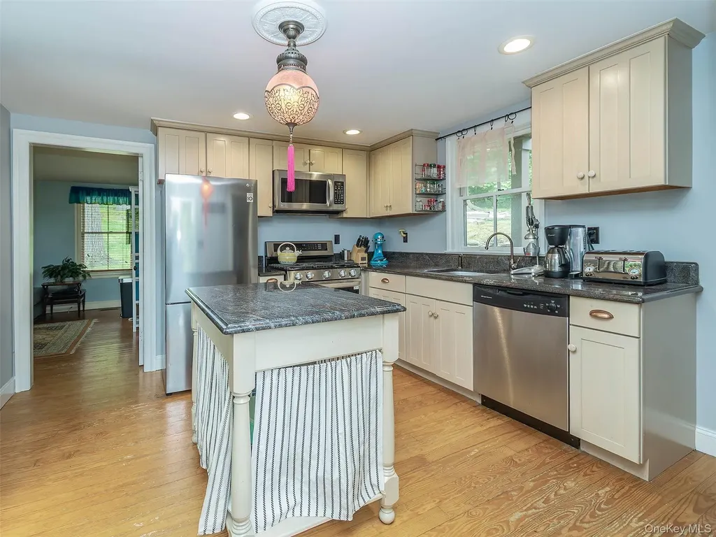 130 Mott Avenue Roslyn NY 11576