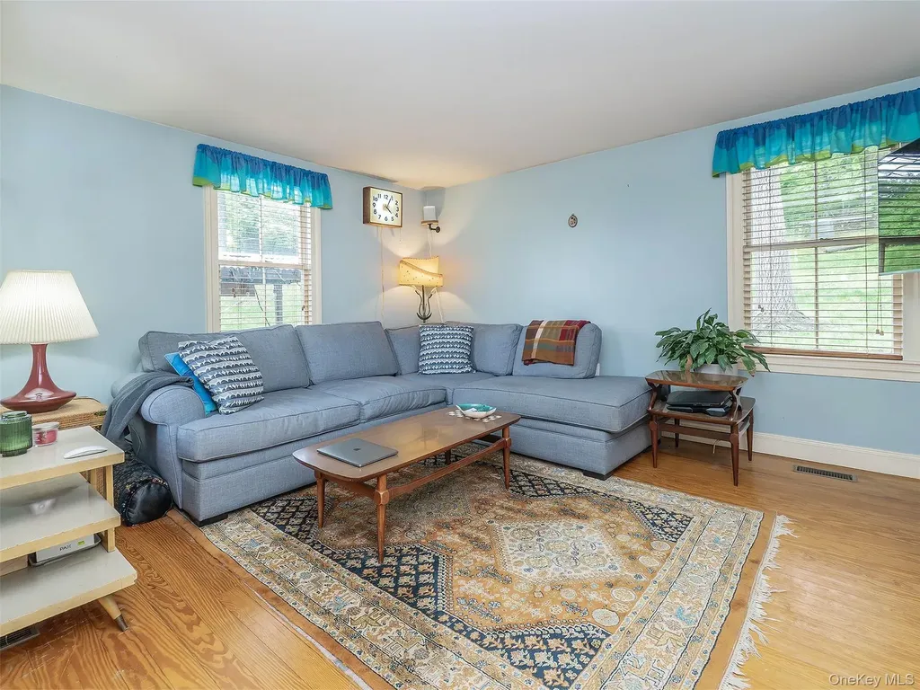 130 Mott Avenue Roslyn NY 11576