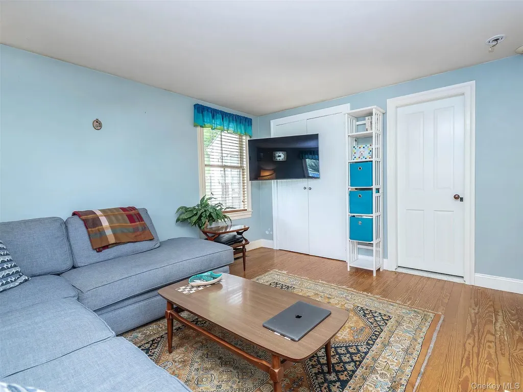 130 Mott Avenue Roslyn NY 11576