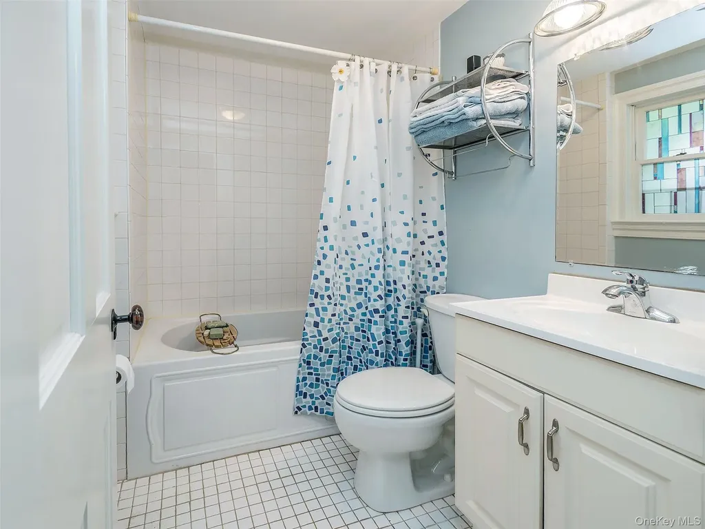 130 Mott Avenue Roslyn NY 11576