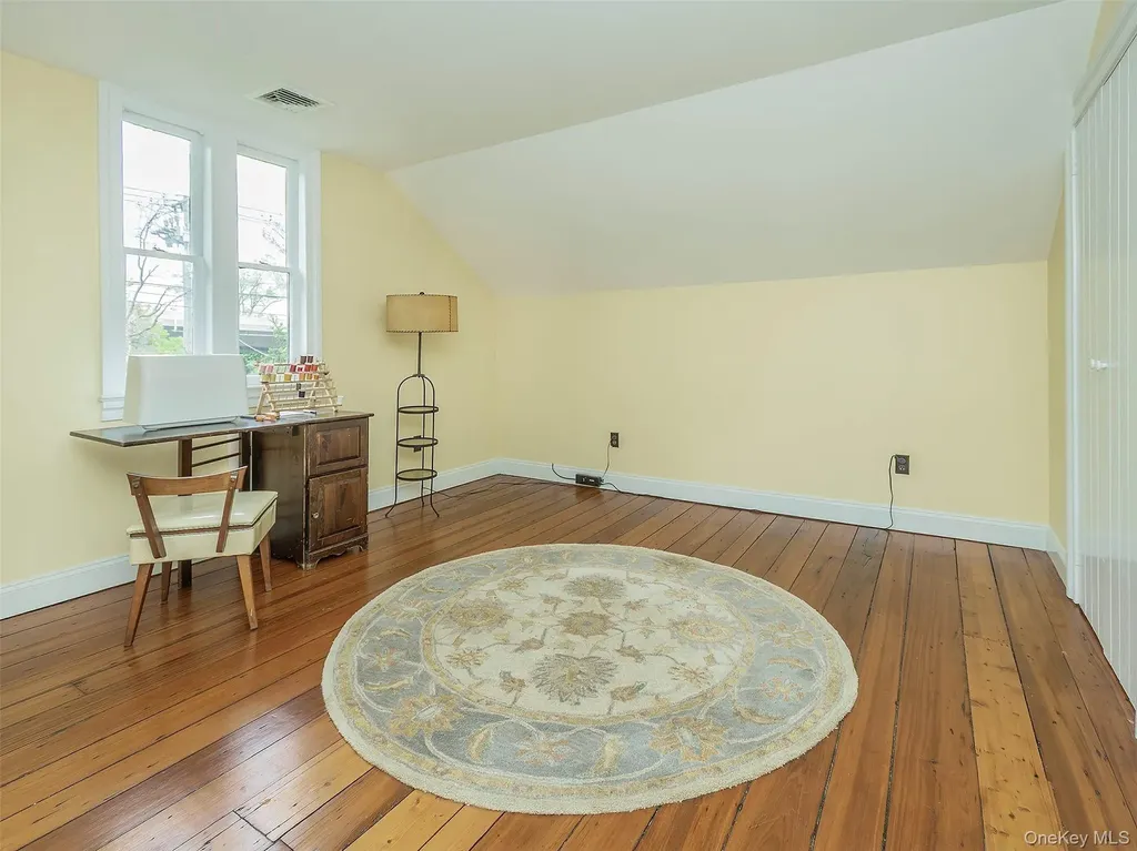 130 Mott Avenue Roslyn NY 11576