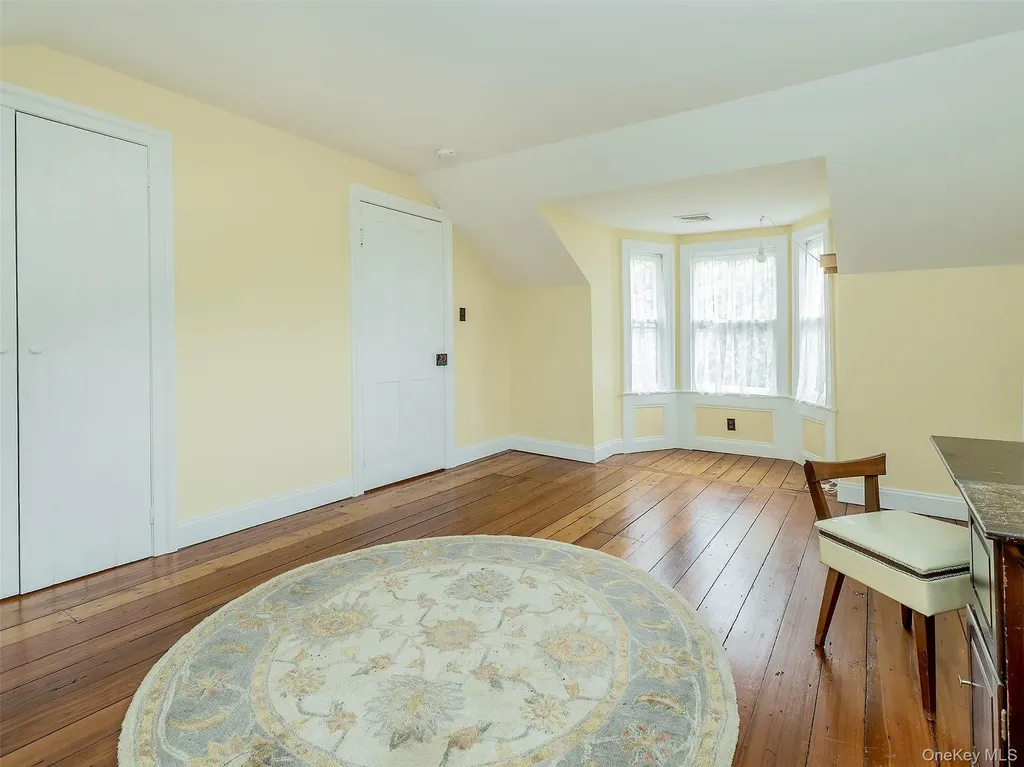 130 Mott Avenue Roslyn NY 11576