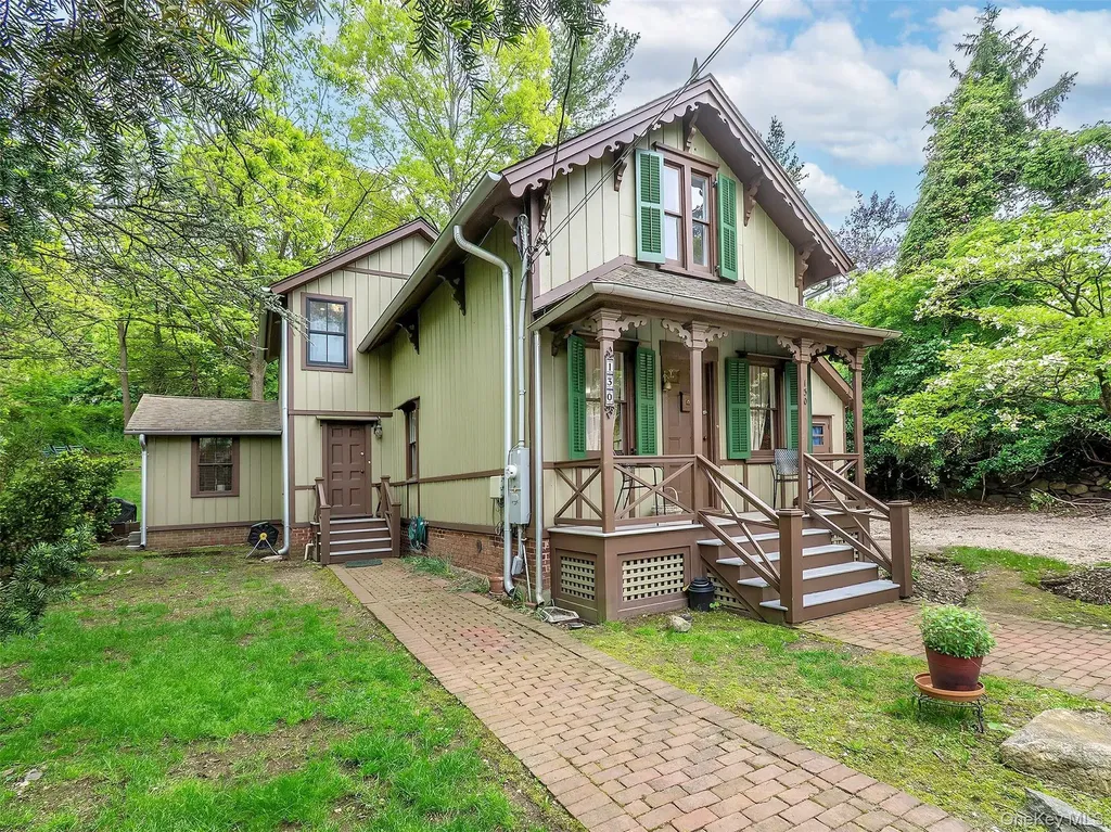 130 Mott Avenue Roslyn NY 11576