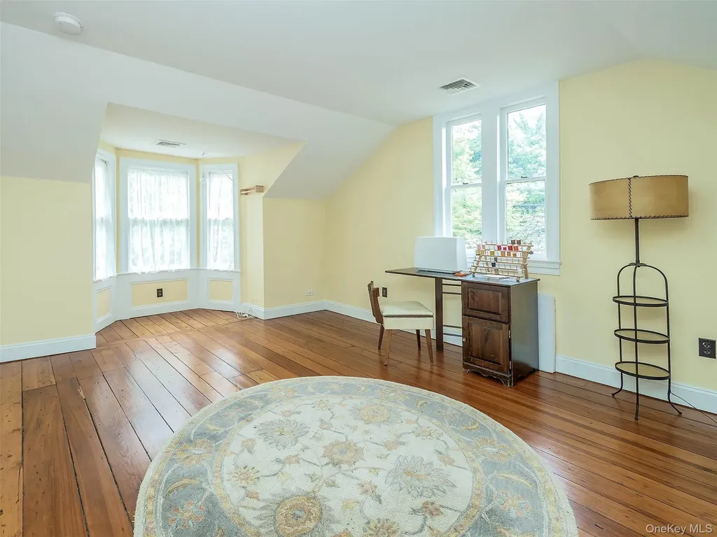 130 Mott Avenue Roslyn NY 11576