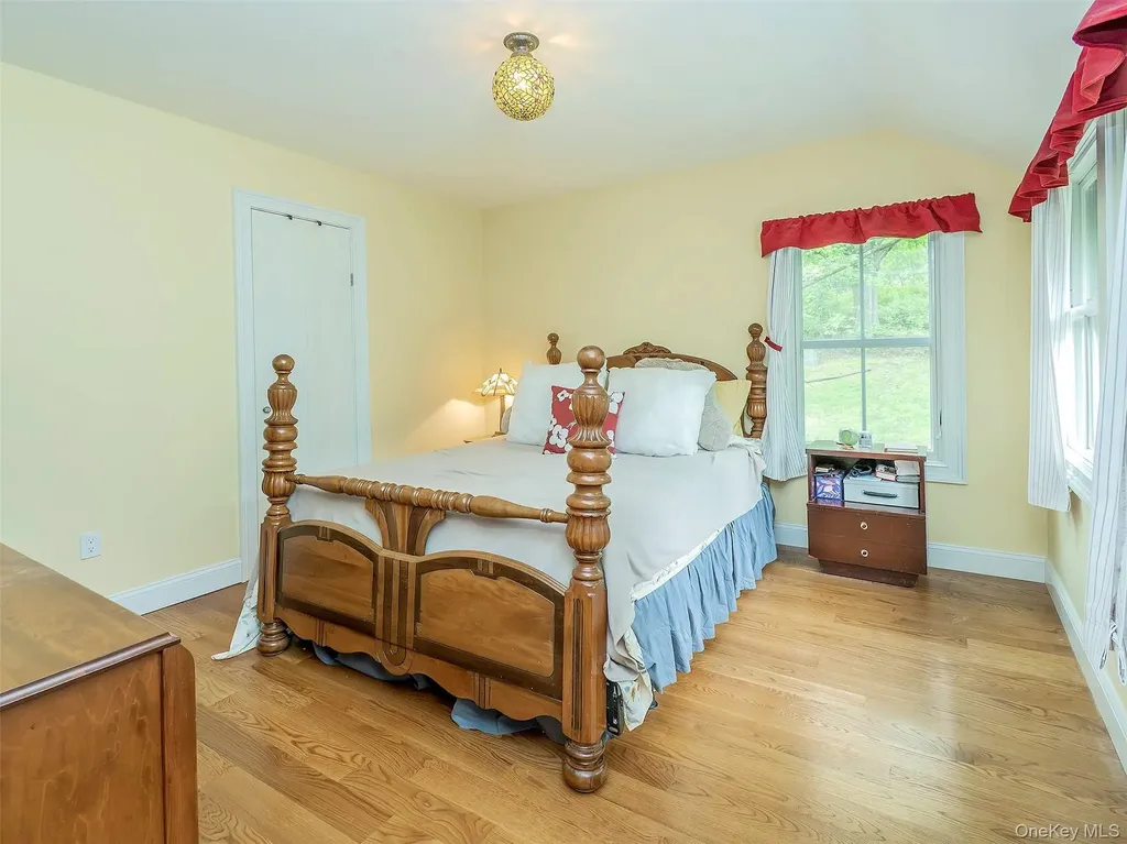 130 Mott Avenue Roslyn NY 11576