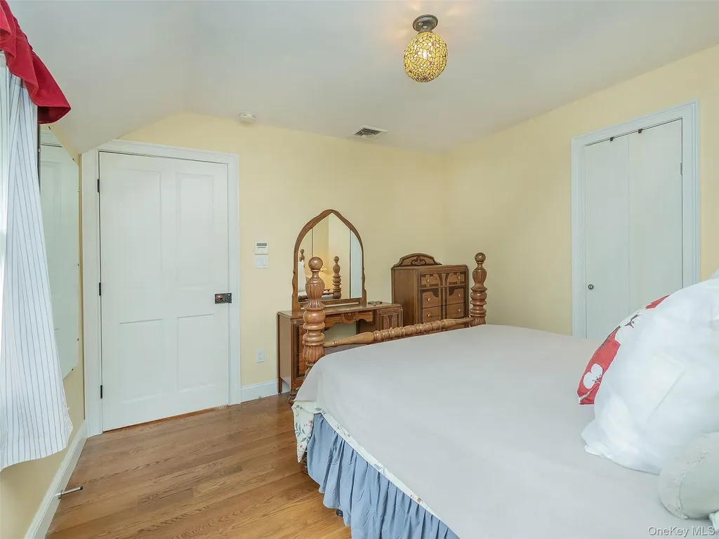 130 Mott Avenue Roslyn NY 11576