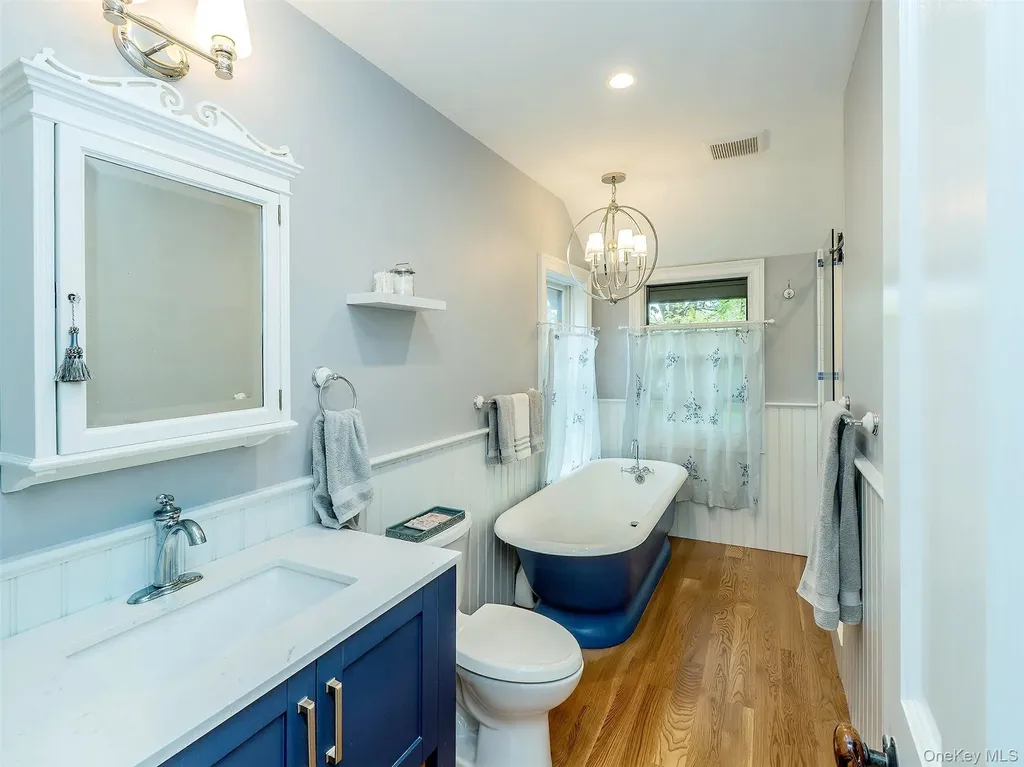130 Mott Avenue Roslyn NY 11576