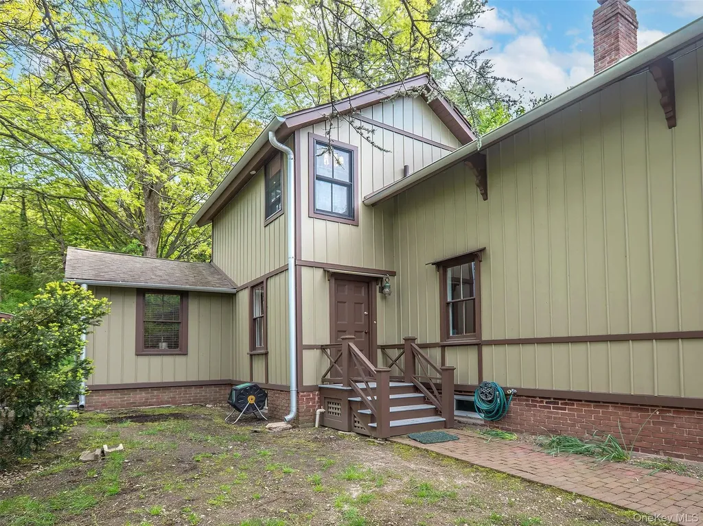 130 Mott Avenue Roslyn NY 11576
