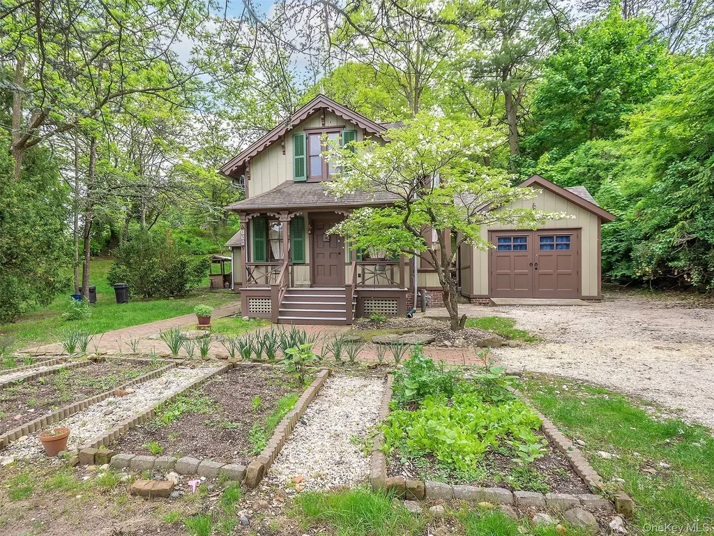130 Mott Avenue Roslyn NY 11576