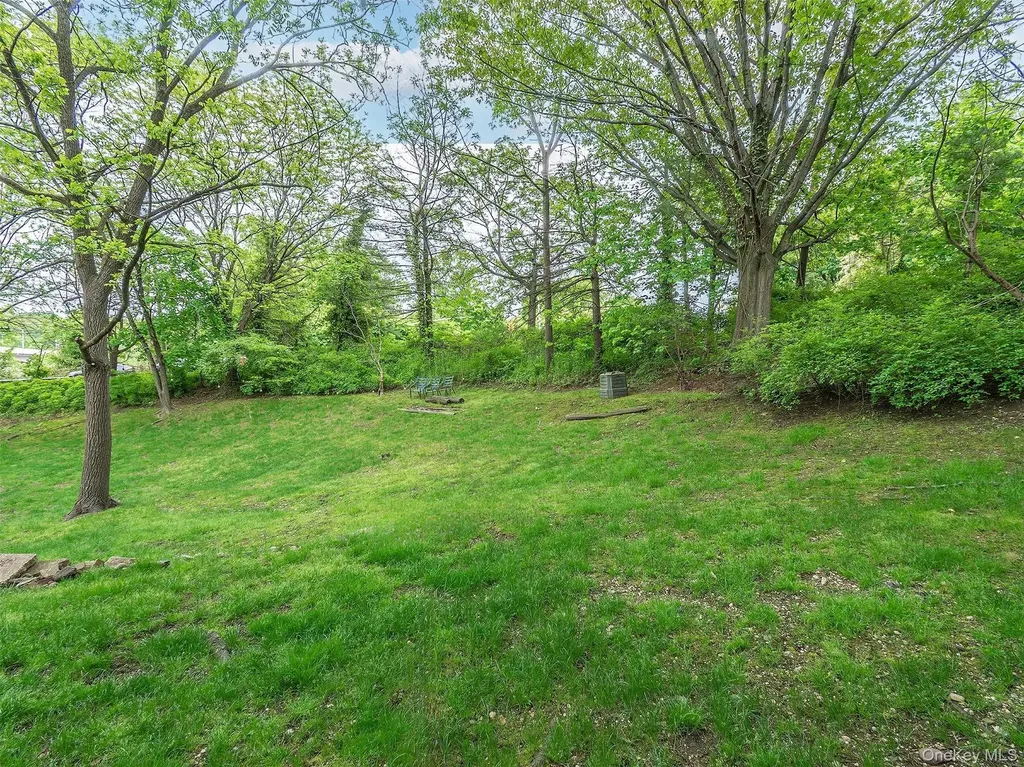 130 Mott Avenue Roslyn NY 11576