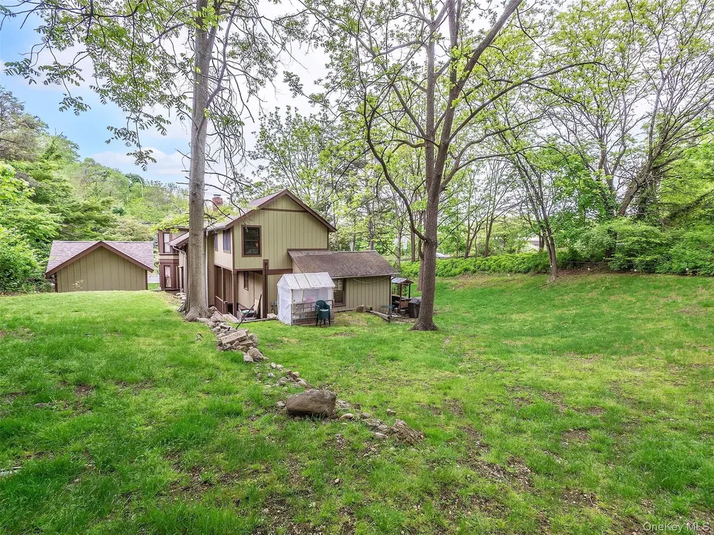 130 Mott Avenue Roslyn NY 11576