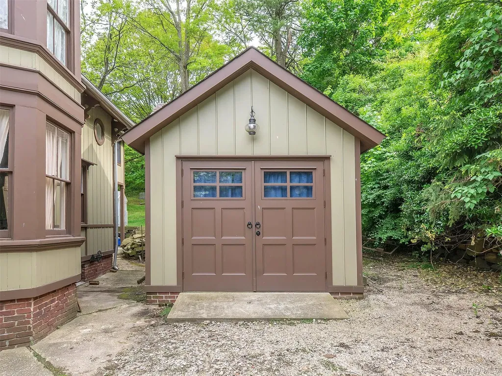 130 Mott Avenue Roslyn NY 11576