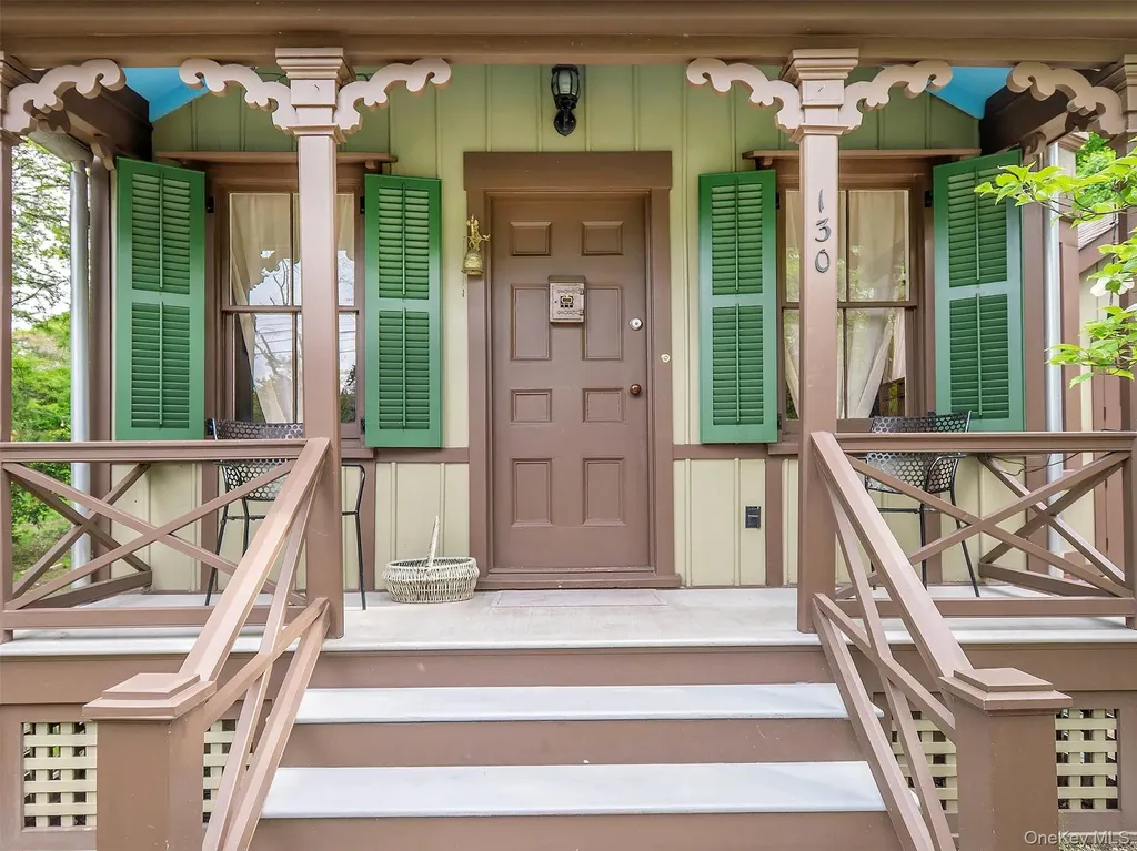 130 Mott Avenue Roslyn NY 11576