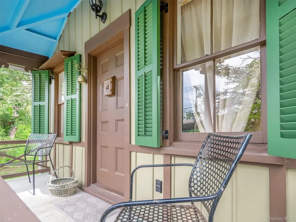 130 Mott Avenue Roslyn NY 11576